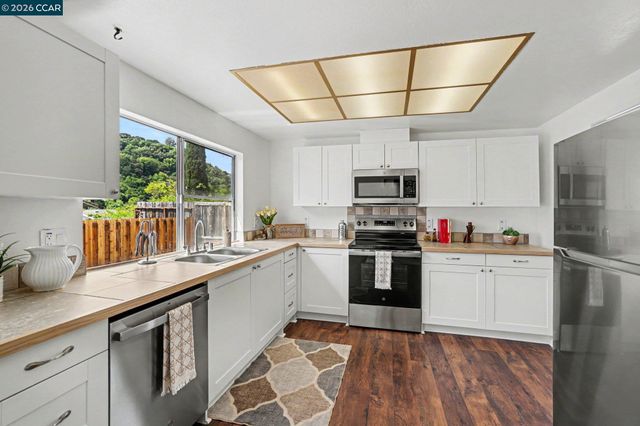 2498 La Reina St, Pinole, CA 94564
