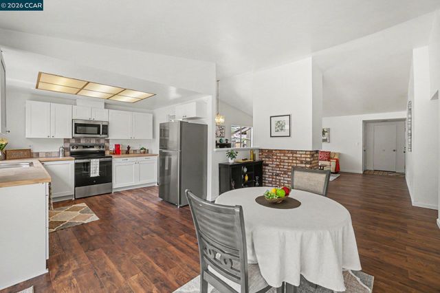 2498 La Reina St, Pinole, CA 94564