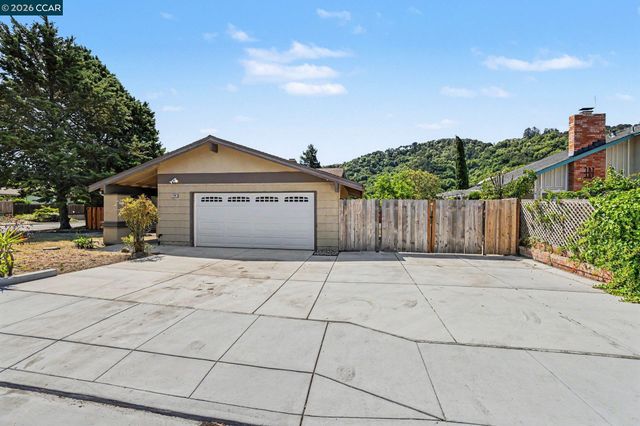 2498 La Reina St, Pinole, CA 94564