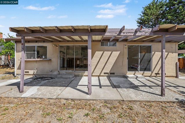 2498 La Reina St, Pinole, CA 94564