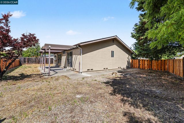 2498 La Reina St, Pinole, CA 94564