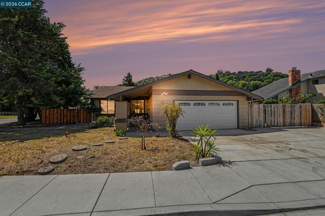 2498 La Reina St, Pinole, CA 94564