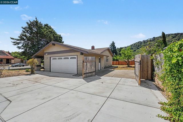 2498 La Reina St, Pinole, CA 94564
