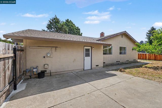 2498 La Reina St, Pinole, CA 94564