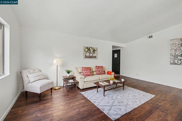 2498 La Reina St, Pinole, CA 94564