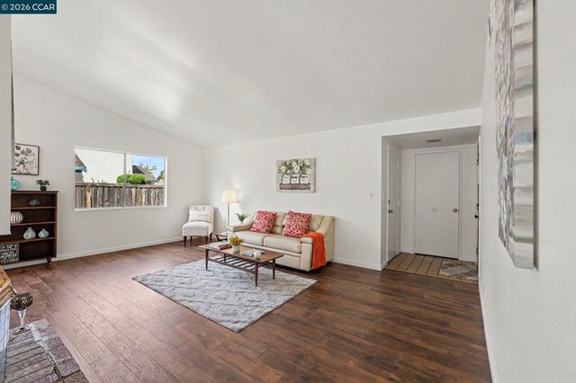 2498 La Reina St, Pinole, CA 94564