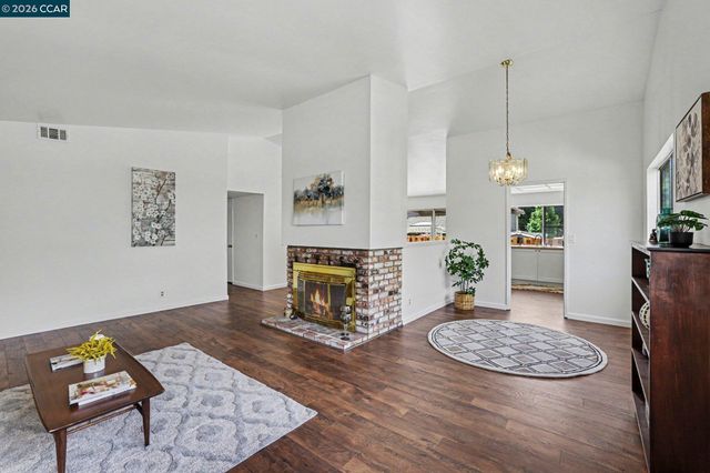 2498 La Reina St, Pinole, CA 94564