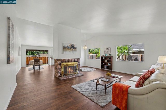 2498 La Reina St, Pinole, CA 94564
