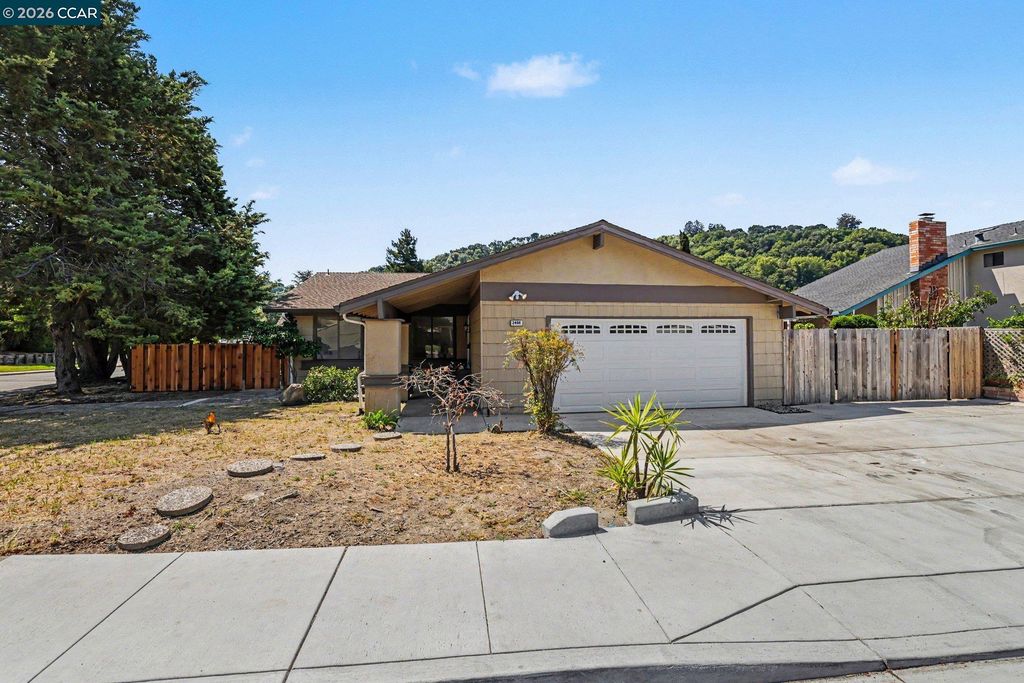 2498 La Reina St, Pinole, CA 94564