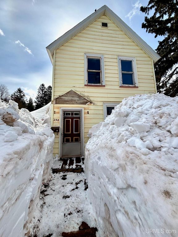258 Hill Street, Ishpeming, MI 49849