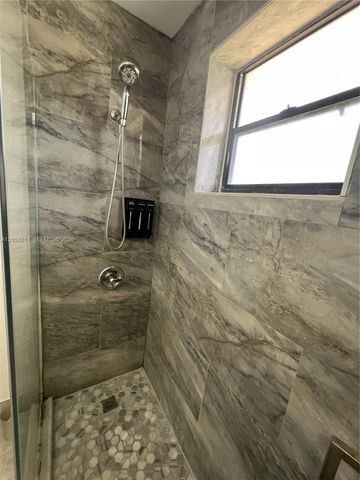 961 E 9th St, Hialeah, FL 33010