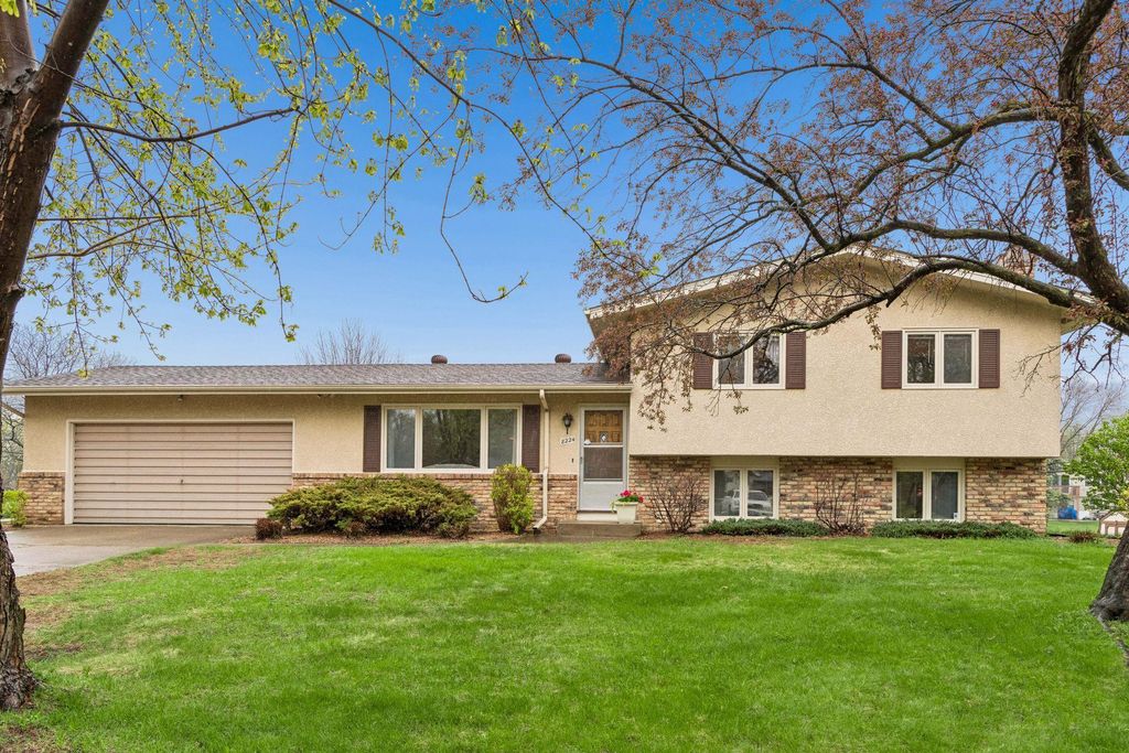 8224 Toledo Avenue N, Brooklyn Park, MN 55443