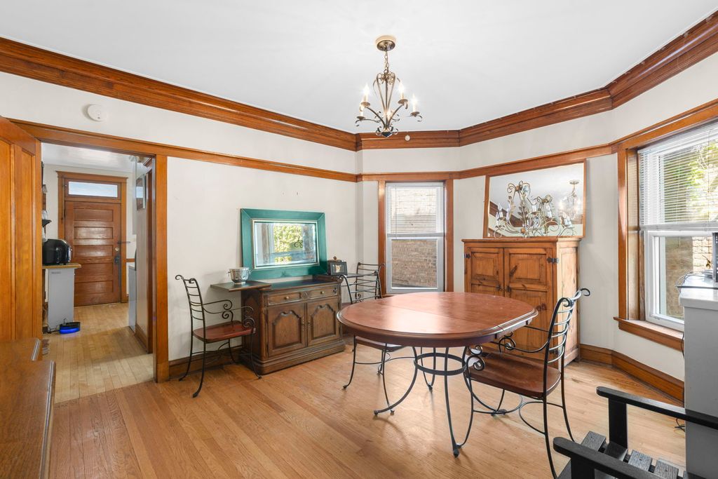Image 11 of property listing at 2604 W Argyle Street, Chicago, IL 60625