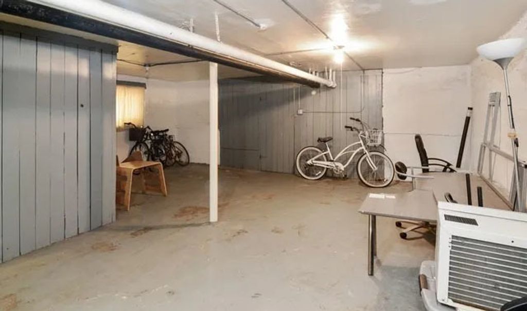 Image 16 of property listing at 2604 W Argyle Street, Chicago, IL 60625