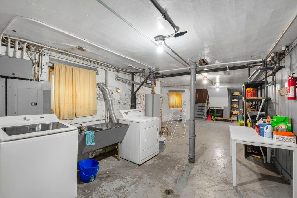 Image 17 of property listing at 2604 W Argyle Street, Chicago, IL 60625