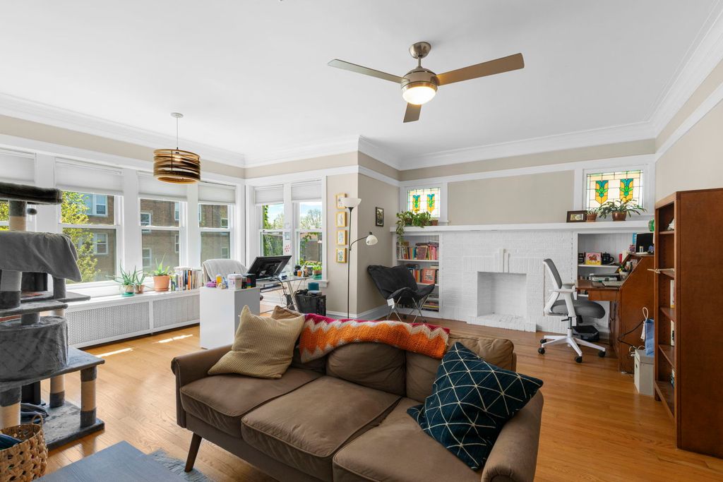 Image 3 of property listing at 2604 W Argyle Street, Chicago, IL 60625