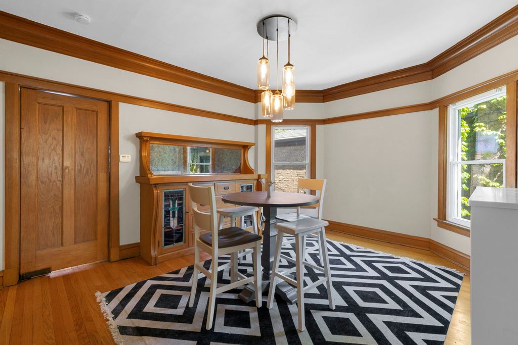 Image 5 of property listing at 2604 W Argyle Street, Chicago, IL 60625