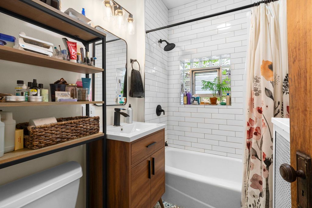 Image 7 of property listing at 2604 W Argyle Street, Chicago, IL 60625