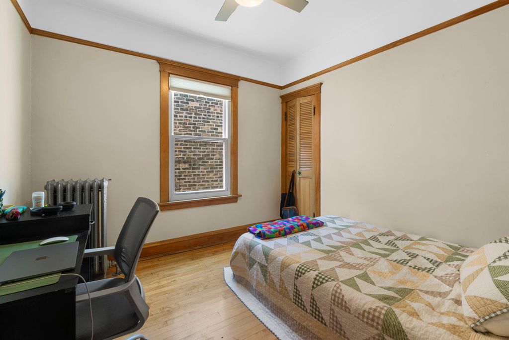 Image 8 of property listing at 2604 W Argyle Street, Chicago, IL 60625