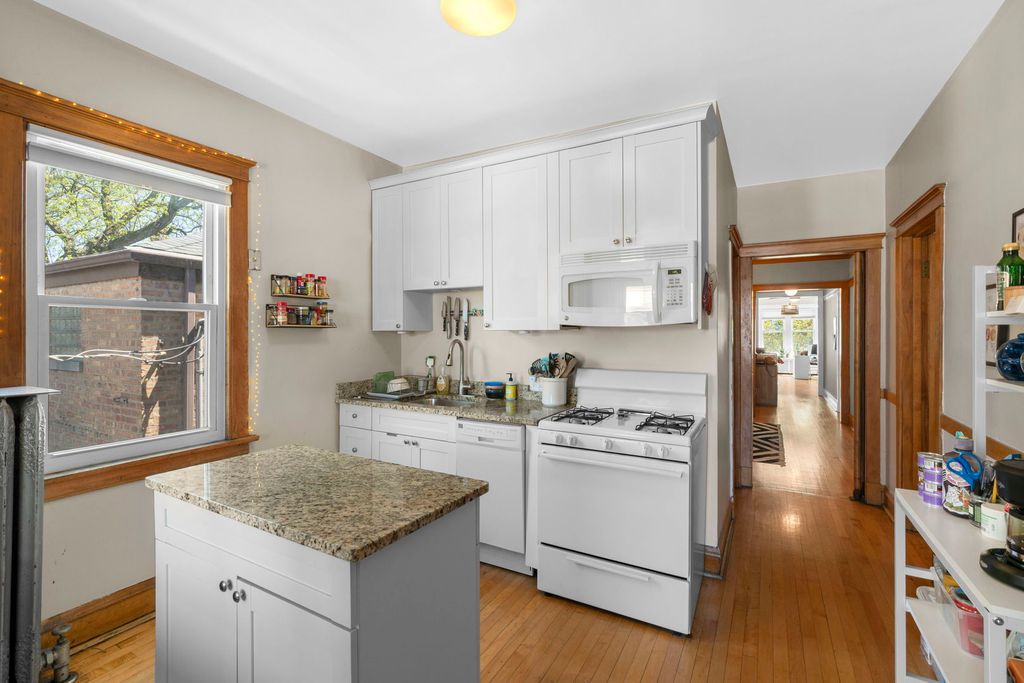 Image 9 of property listing at 2604 W Argyle Street, Chicago, IL 60625