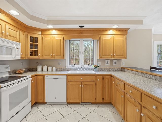 51 Colonial Ave, North Andover, MA 01845