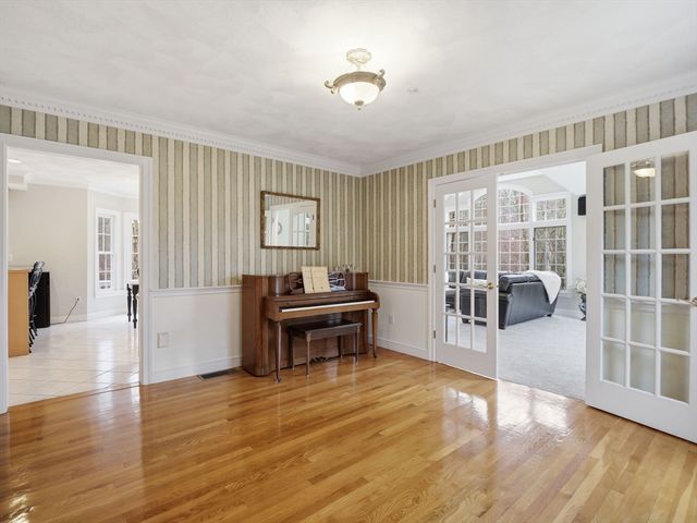 51 Colonial Ave, North Andover, MA 01845