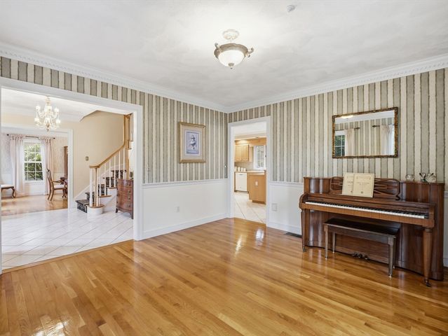 51 Colonial Ave, North Andover, MA 01845