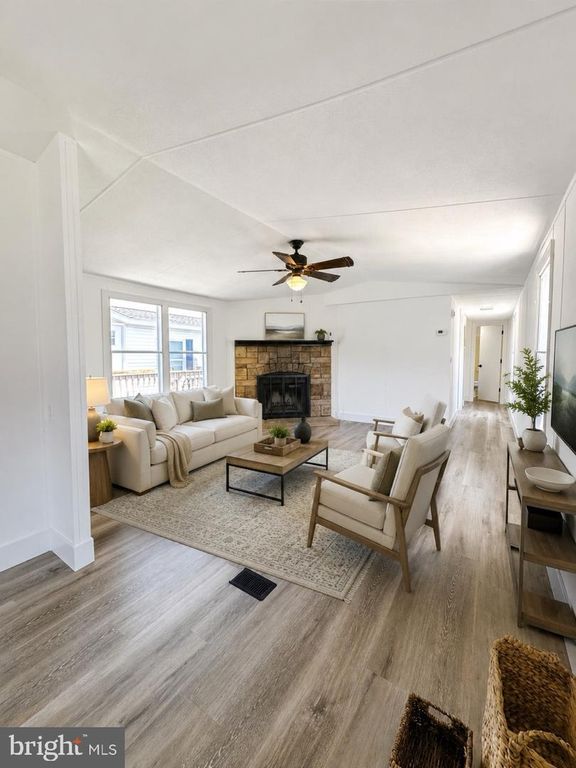 Image 3 of property listing at 114 BERTS DR, Lothian, MD 20711