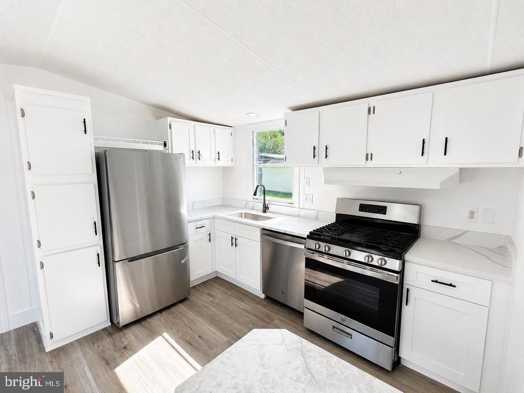 Image 8 of property listing at 114 BERTS DR, Lothian, MD 20711