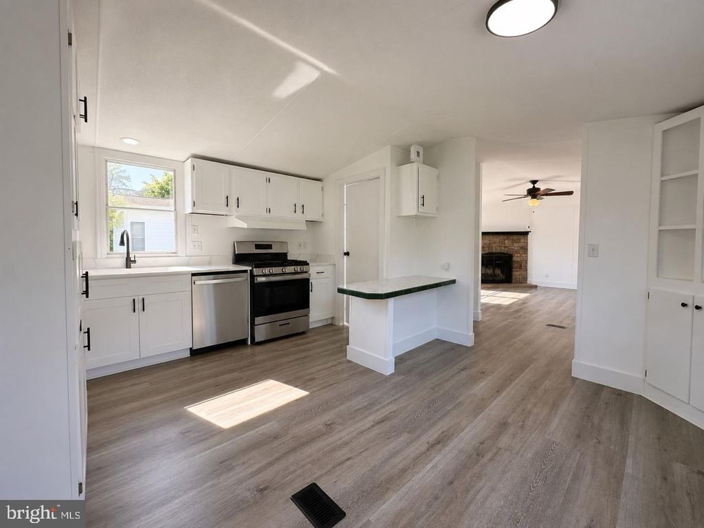 Image 9 of property listing at 114 BERTS DR, Lothian, MD 20711