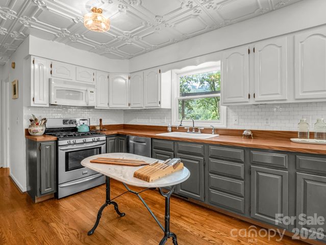8 Sunny Ridge Drive, Asheville, NC 28804