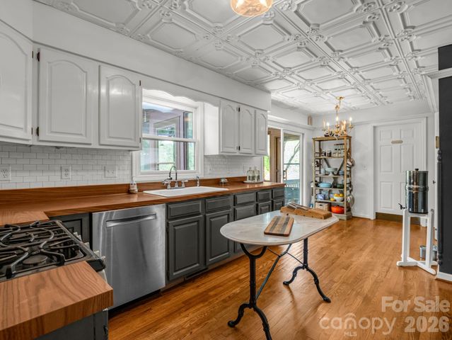 8 Sunny Ridge Drive, Asheville, NC 28804