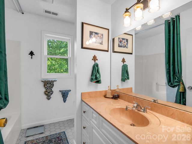 8 Sunny Ridge Drive, Asheville, NC 28804