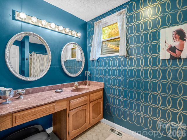 8 Sunny Ridge Drive, Asheville, NC 28804
