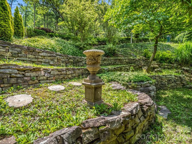 8 Sunny Ridge Drive, Asheville, NC 28804