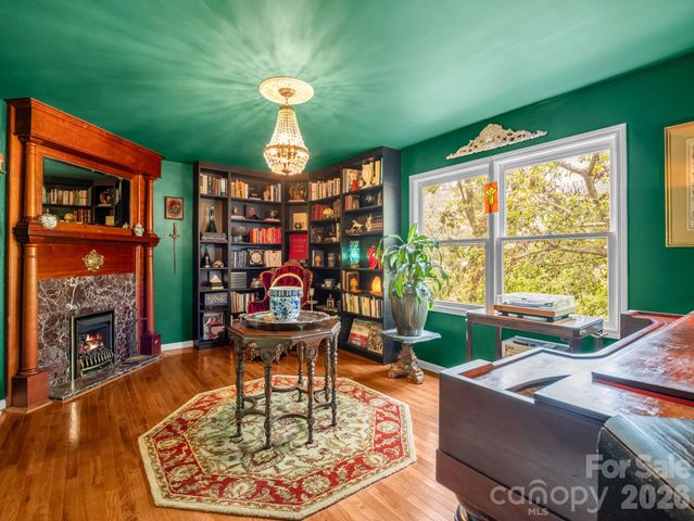 8 Sunny Ridge Drive, Asheville, NC 28804