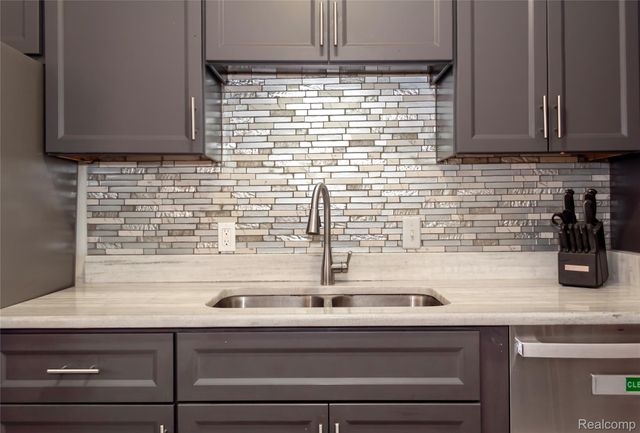 21370 Purdue Avenue, Farmington, MI 48336