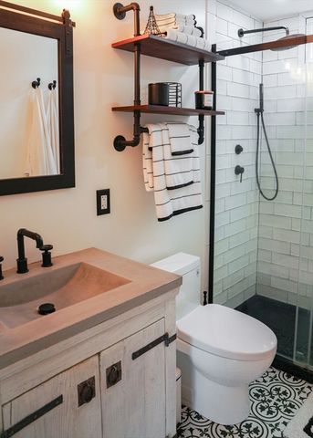 16 Dartmouth St, Barnstable, MA 02601
