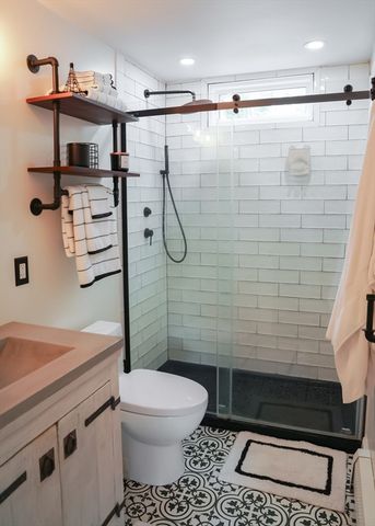 16 Dartmouth St, Barnstable, MA 02601