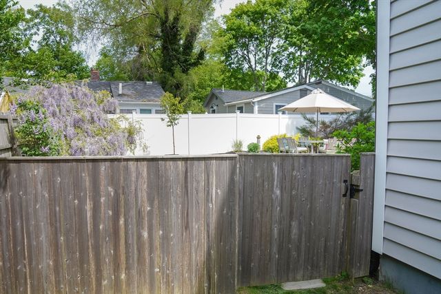 16 Dartmouth St, Barnstable, MA 02601