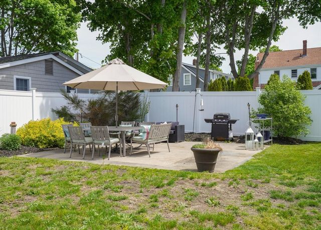 16 Dartmouth St, Barnstable, MA 02601