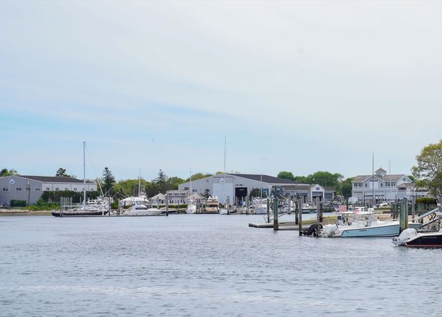 16 Dartmouth St, Barnstable, MA 02601