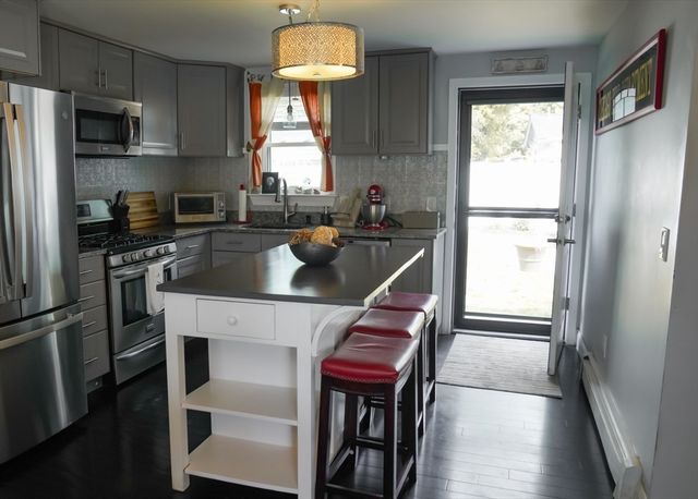 16 Dartmouth St, Barnstable, MA 02601