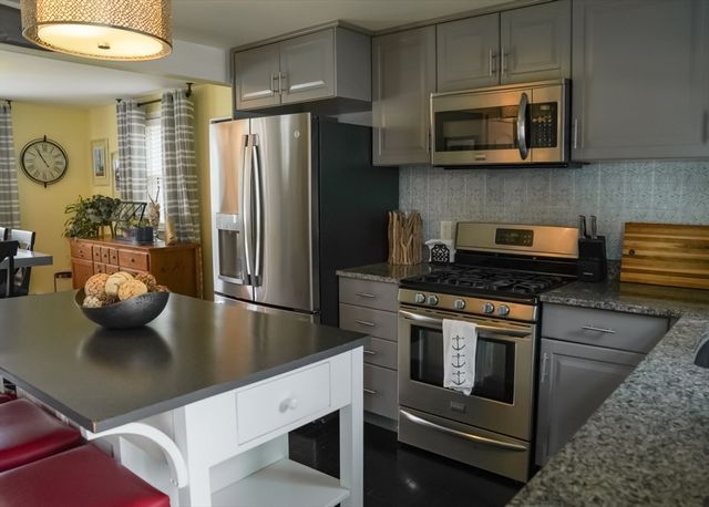 16 Dartmouth St, Barnstable, MA 02601