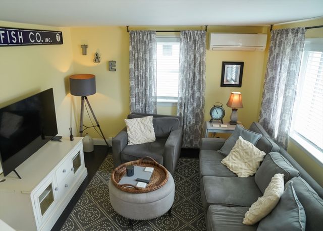 16 Dartmouth St, Barnstable, MA 02601