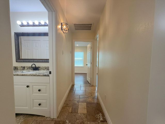 204 Edens Avenue, League City, TX 77573