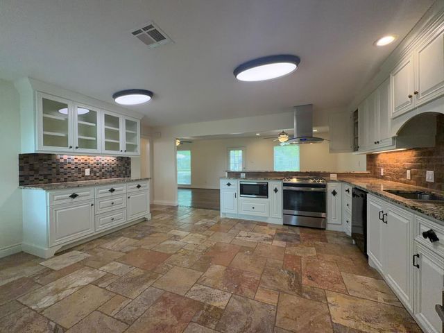 204 Edens Avenue, League City, TX 77573