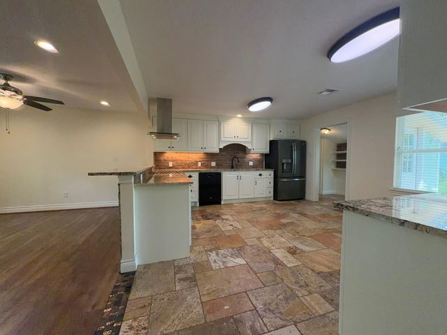 204 Edens Avenue, League City, TX 77573