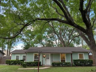 204 Edens Avenue, League City, TX 77573