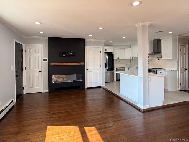 15 W Walnut Street, Farmingdale, NY 11735